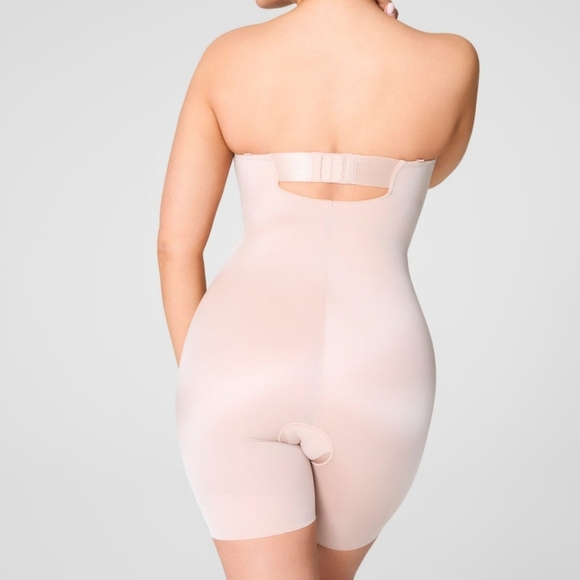 SPANX Cupped Mid Thigh Champagne Beige Bodysuit - M - Picture 3 of 15